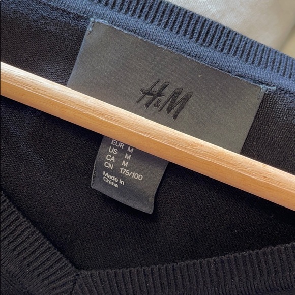 H&M Men’s Light V-Neck Sweater With Elbow Patch - Picture 3 of 3